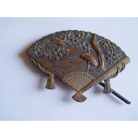 Tarjetero oriental de bronce con forma de abanico. Trabajo muy delicado.