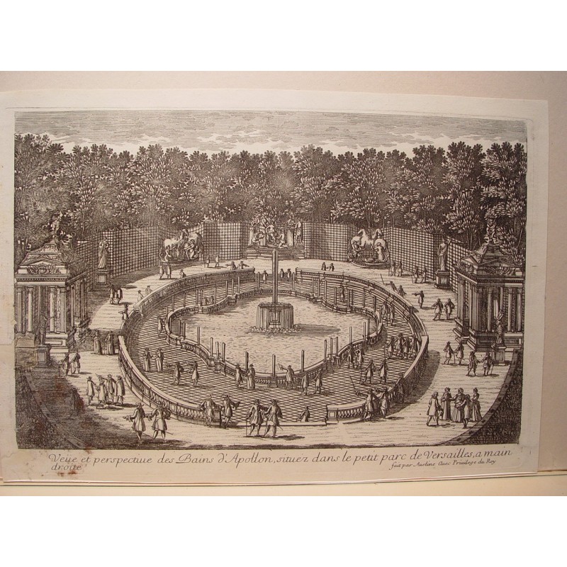 Sehen Sie die Bains d'Apollon, die im kleinen Park von Versailles liegen, in der Hauptrichtung. Zeichnung und Gravur P. Aveline