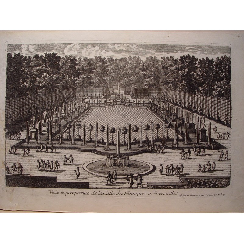 Ansicht und Perspektive der Salle des Antiques in Versailles. Zeichnung und Kupferstich von Pierre Aveline (Paris, 1656–1722).