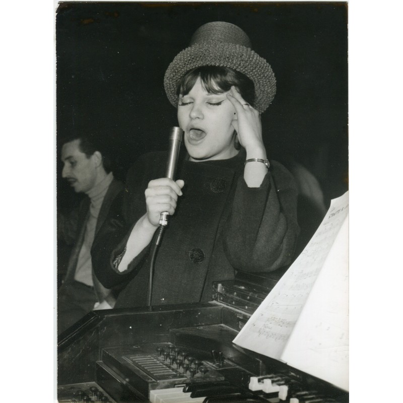 Fotografia d'epoca di Milva, la Piaf italiana che voleva conquistare Parigi