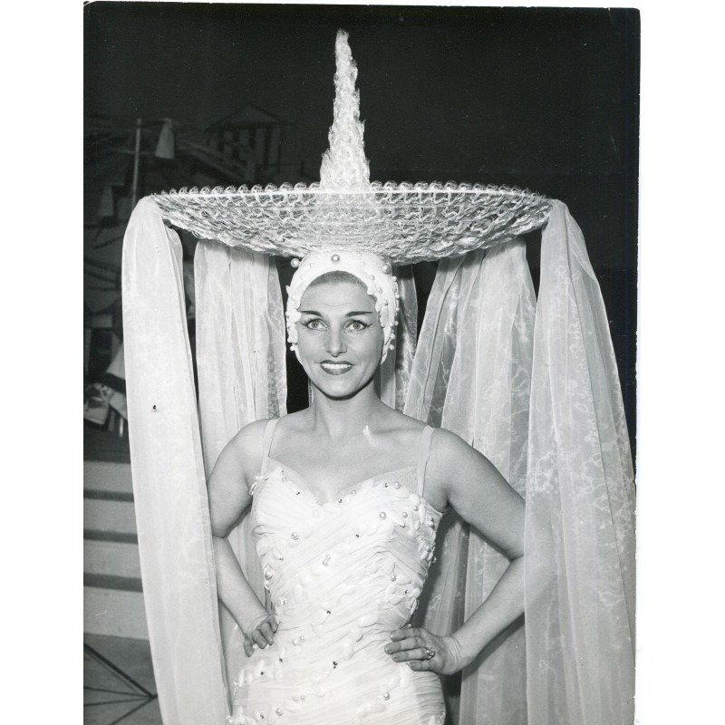 Deux photographies vintage de Geori Boue, actrice française en 1960 dans La Belle Hélène