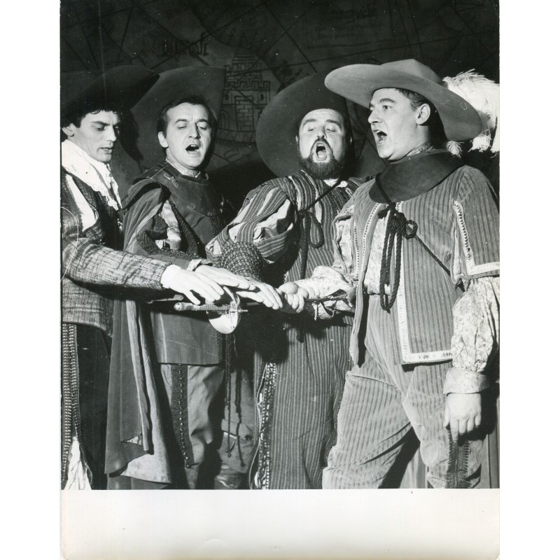 Fotografia vintage por el fotografo de prensa Bernand de los tres mosqueteros en Paris, 1959.
