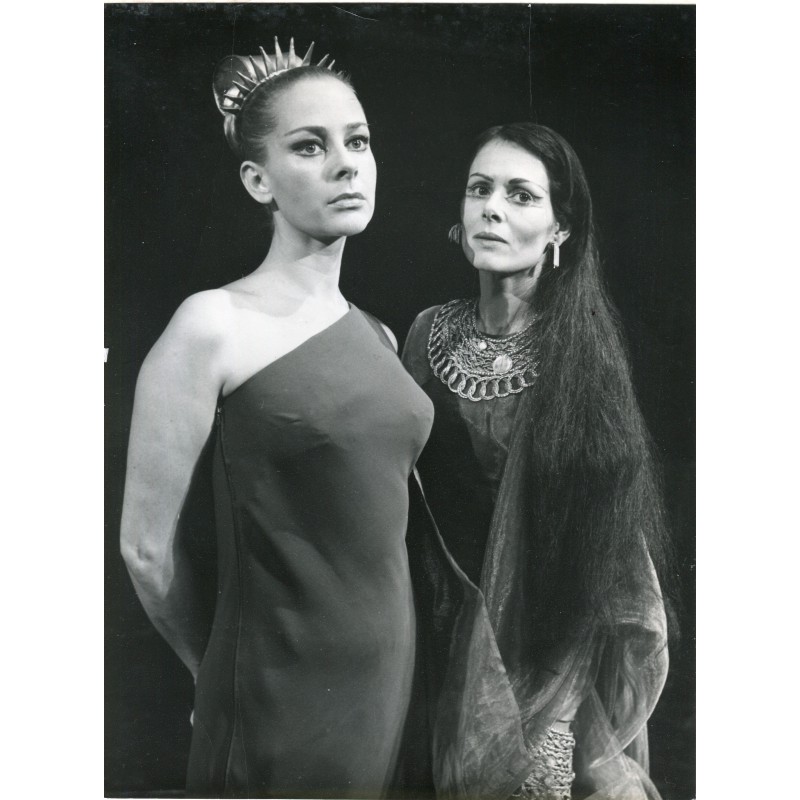 Fotografia d'epoca di Genevieve Page e Catherine Sellers in Andromaque al Theatre de France