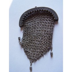 Sac à main en maille argentée.