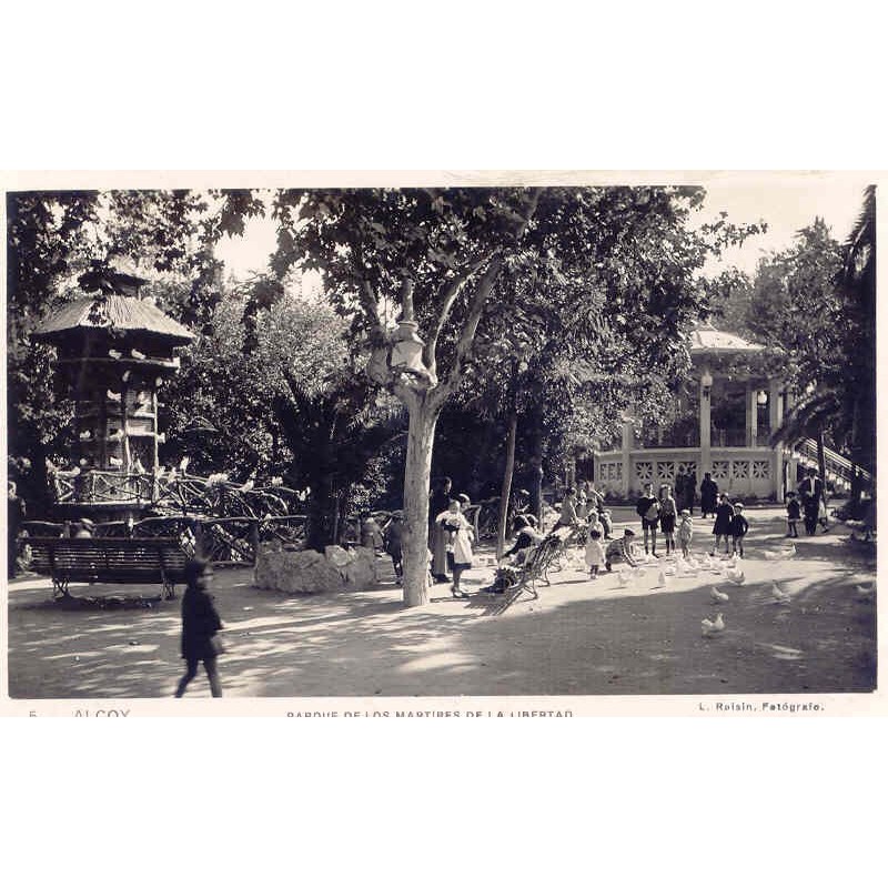 Old postcard of Alcoy. Park of the Martyrs of Liberty. Photograph by Roisin.