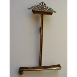 Petit chevalet ancien, en bronze ou en laiton, hauteur 17 cm.