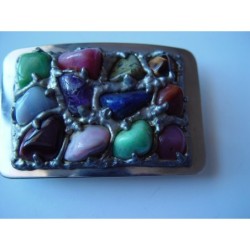 Broche en métal avec pierres incrustées mesurant 9x5,5 cm.