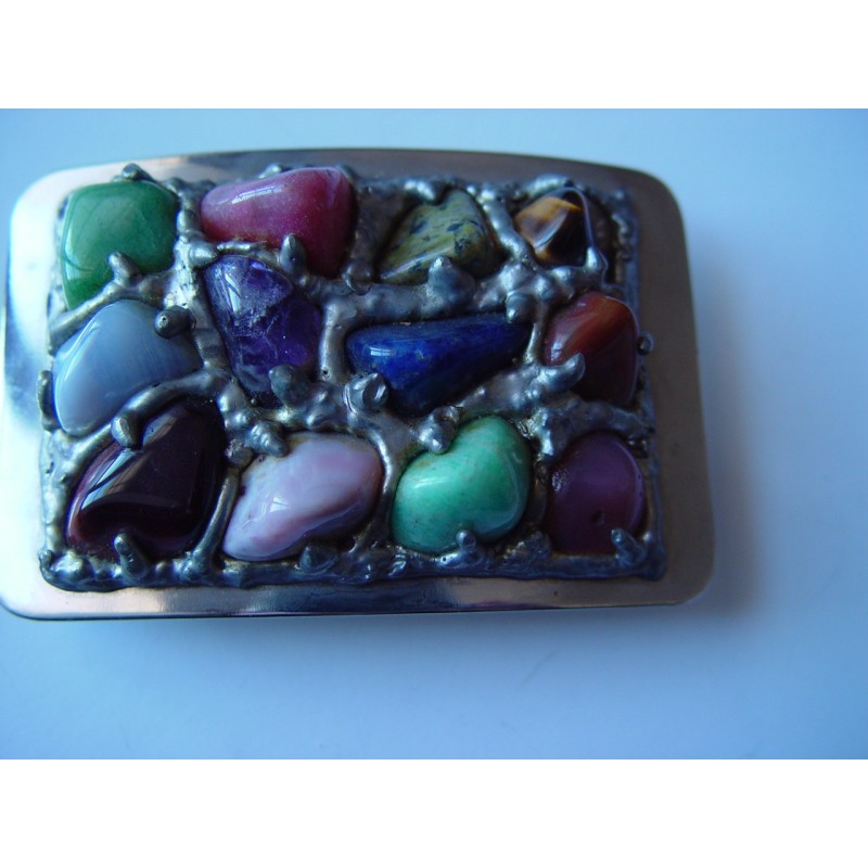 Metallnadel mit eingelegten Steinen in den Maßen 9x5,5 cm.