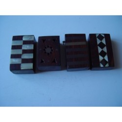 Quatre petites boîtes en bois avec incrustations de nacre