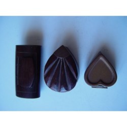 Trois petites boîtes, deux en bois et une en laiton