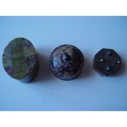 Tre piccole scatole, due di legno e una di metallo.